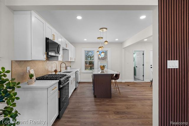 16204 Roselawn Street, Detroit, MI 48221