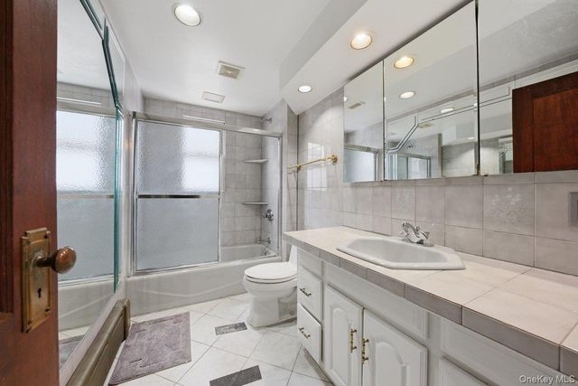 10034 198th Street, Hollis, NY 11423