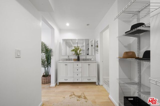 2700 E Cahuenga Boulevard 4121, Los Angeles, CA 90068