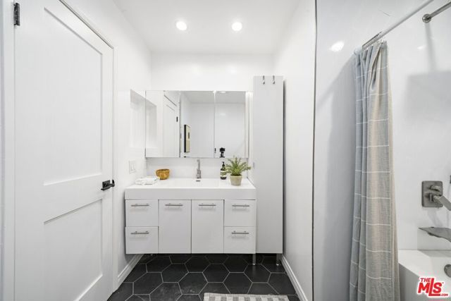2700 E Cahuenga Boulevard 4121, Los Angeles, CA 90068