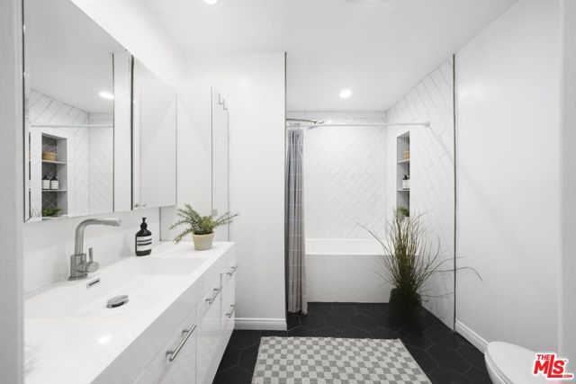 2700 E Cahuenga Boulevard 4121, Los Angeles, CA 90068
