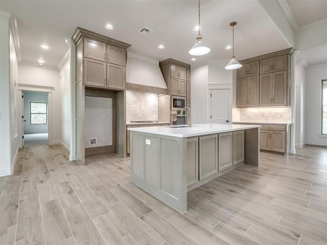 2114 W Cole Drive, Mustang, OK 73064