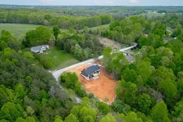 45 Twin Lake Dr, Bedford, VA 24523