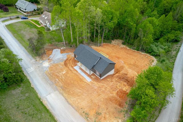 45 Twin Lake Dr, Bedford, VA 24523
