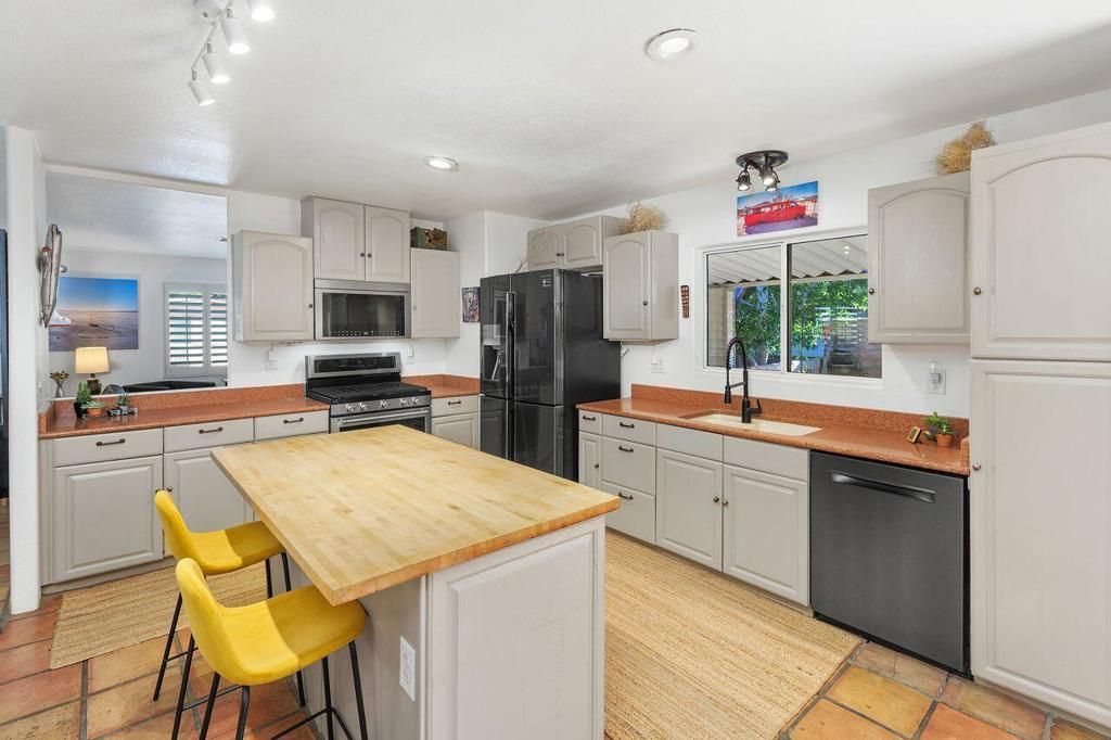 Image 3 of property listing at 310 Via Don Benito, Cathedral City, CA 92234