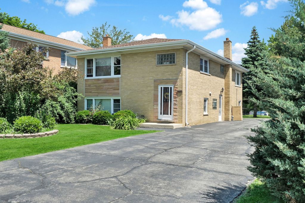 227 S Hale Street, Addison, IL 60101