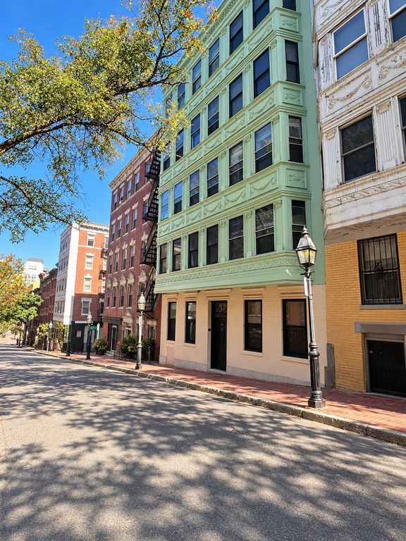 32 Grove St 1, Boston, MA 02114