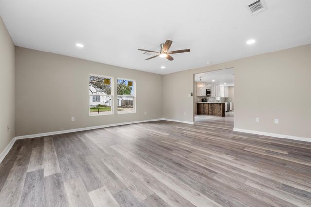 726 10th Avenue N, Texas City, TX 77590