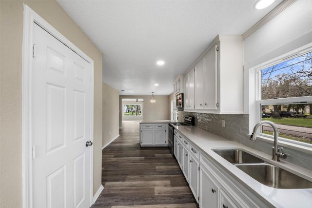 726 10th Avenue N, Texas City, TX 77590