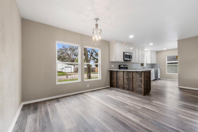 726 10th Avenue N, Texas City, TX 77590