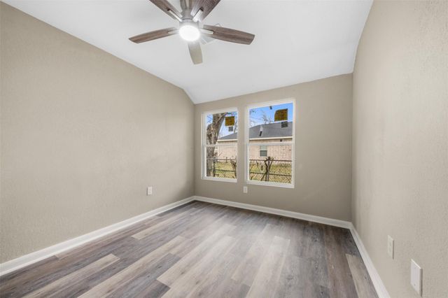 726 10th Avenue N, Texas City, TX 77590