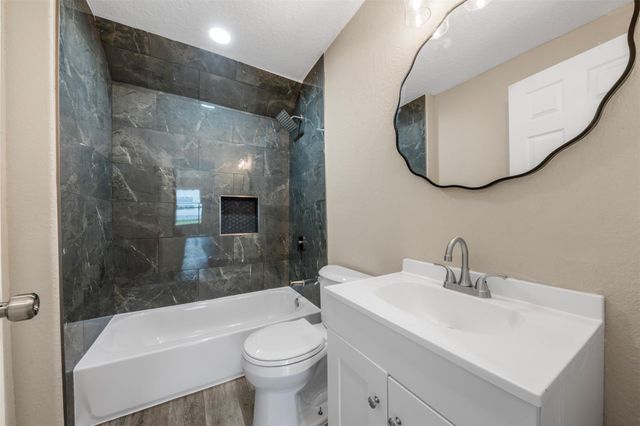 726 10th Avenue N, Texas City, TX 77590