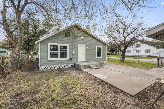 726 10th Avenue N, Texas City, TX 77590