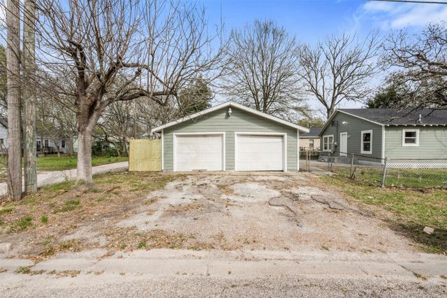 726 10th Avenue N, Texas City, TX 77590