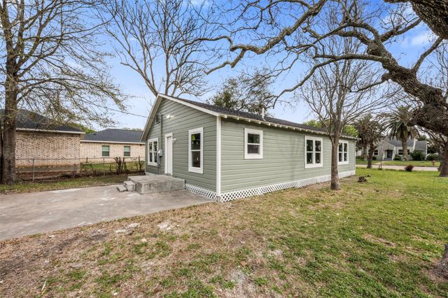 726 10th Avenue N, Texas City, TX 77590