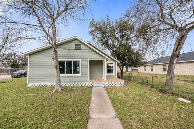 726 10th Avenue N, Texas City, TX 77590