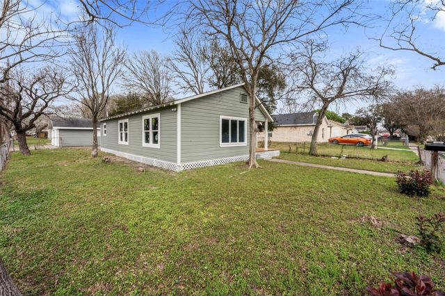 726 10th Avenue N, Texas City, TX 77590