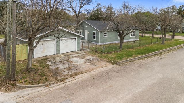 726 10th Avenue N, Texas City, TX 77590
