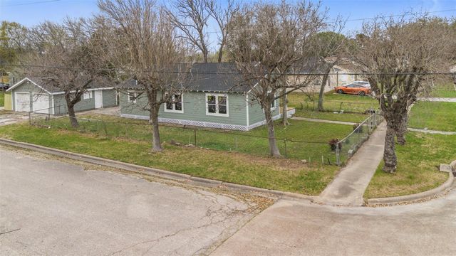 726 10th Avenue N, Texas City, TX 77590
