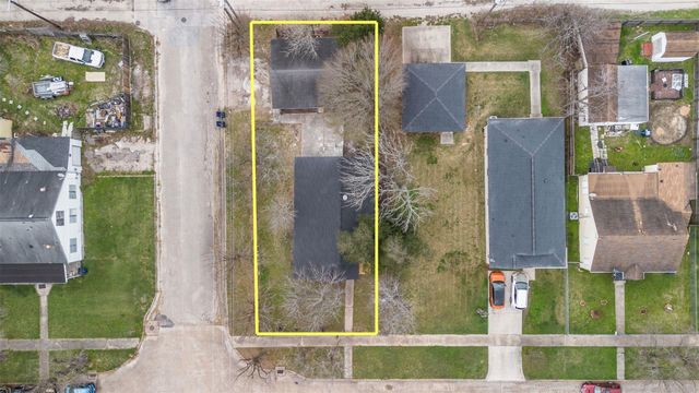 726 10th Avenue N, Texas City, TX 77590