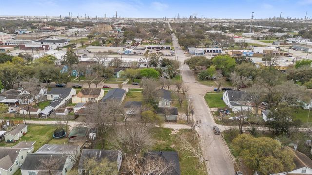 726 10th Avenue N, Texas City, TX 77590