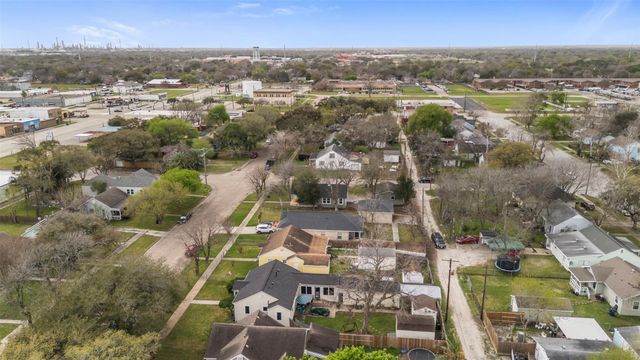 726 10th Avenue N, Texas City, TX 77590