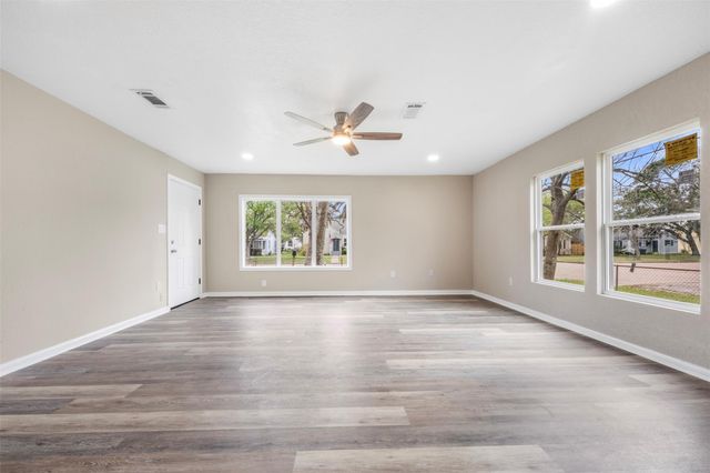 726 10th Avenue N, Texas City, TX 77590