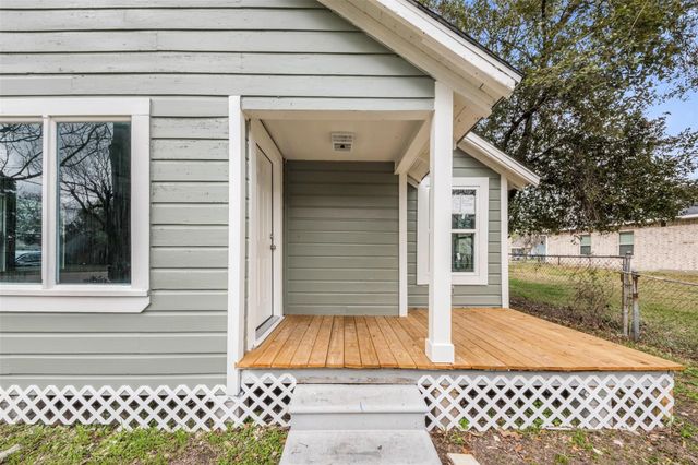 726 10th Avenue N, Texas City, TX 77590