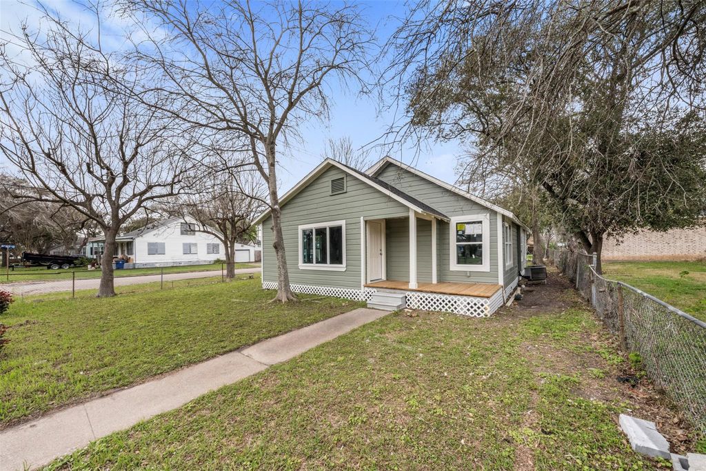 726 10th Avenue N, Texas City, TX 77590