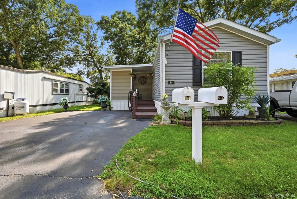 37 Hubbard Avenue 84, Riverhead, NY 11901