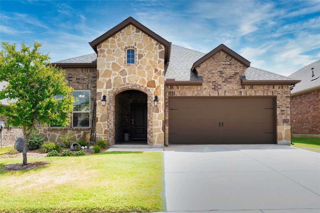 3320 Brady Starr Drive, Aubrey, TX 76227