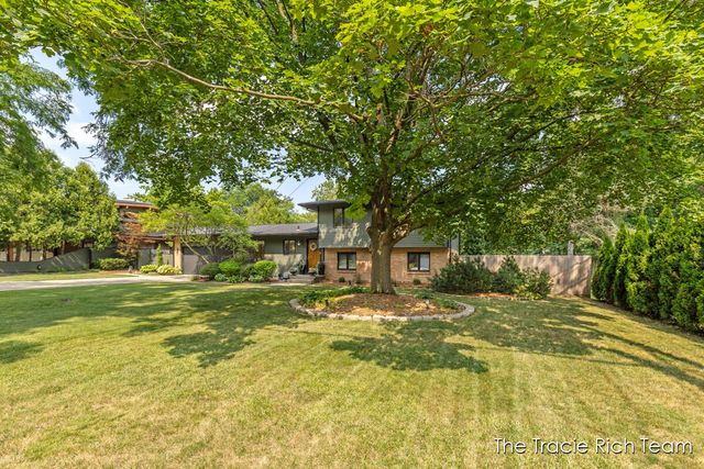 2184 Woodcliff Avenue SE, Grand Rapids, MI 49546