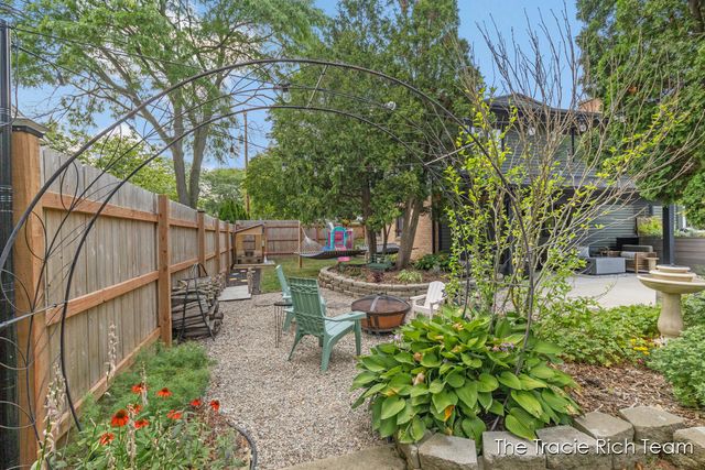 2184 Woodcliff Avenue SE, Grand Rapids, MI 49546