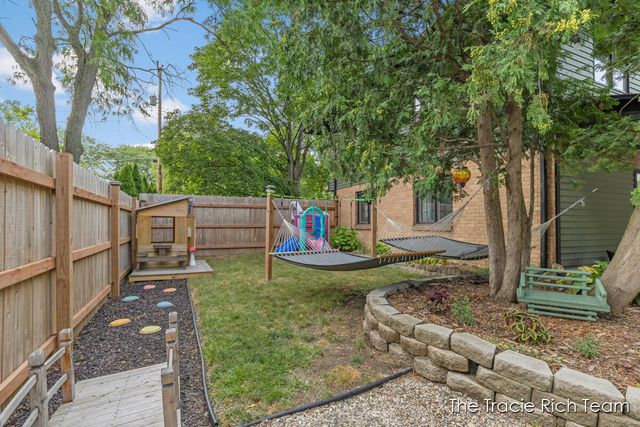 2184 Woodcliff Avenue SE, Grand Rapids, MI 49546