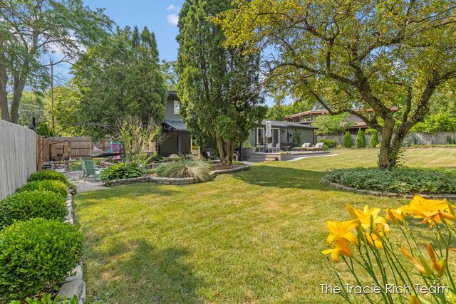 2184 Woodcliff Avenue SE, Grand Rapids, MI 49546