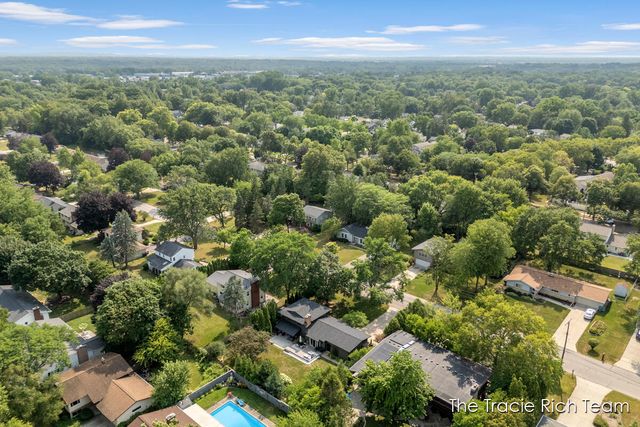 2184 Woodcliff Avenue SE, Grand Rapids, MI 49546