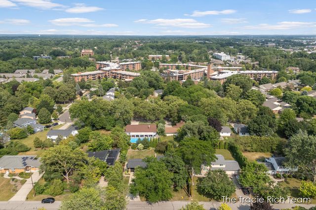 2184 Woodcliff Avenue SE, Grand Rapids, MI 49546