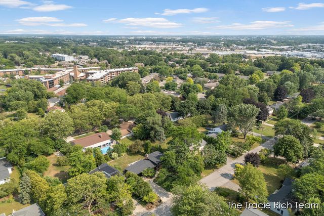 2184 Woodcliff Avenue SE, Grand Rapids, MI 49546