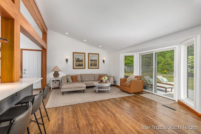 2184 Woodcliff Avenue SE, Grand Rapids, MI 49546