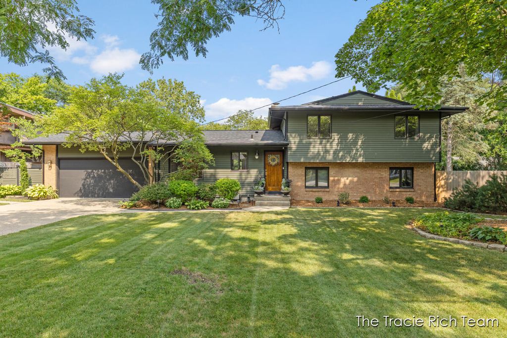 2184 Woodcliff Avenue SE, Grand Rapids, MI 49546