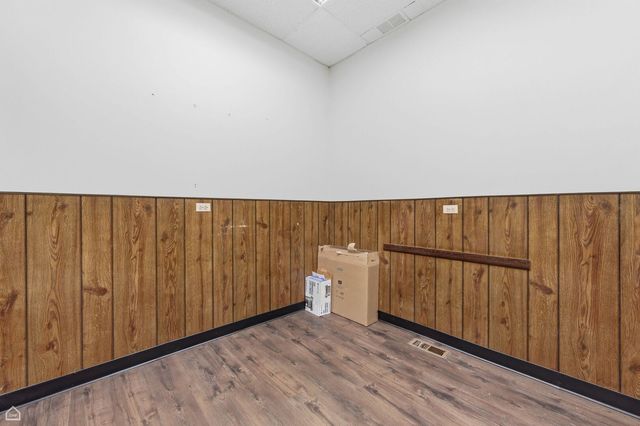 8507 S Roberts Road, Justice, IL 60458