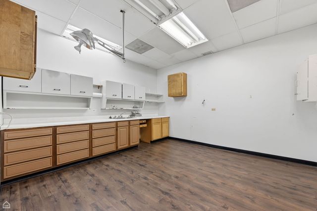 8507 S Roberts Road, Justice, IL 60458