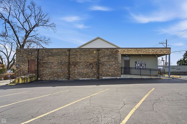 8507 S Roberts Road, Justice, IL 60458