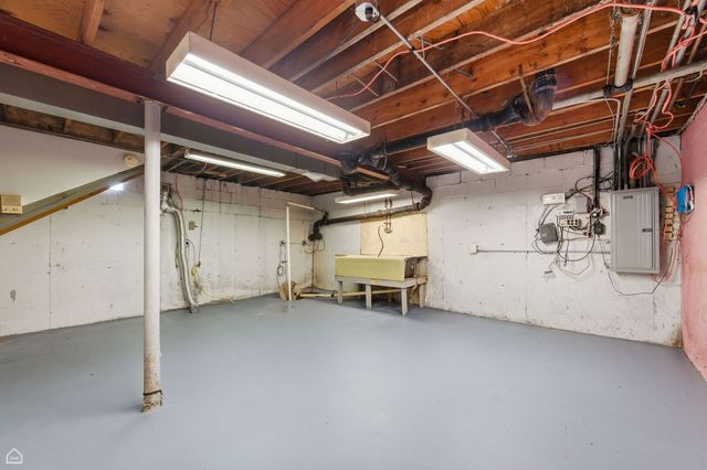 8507 S Roberts Road, Justice, IL 60458