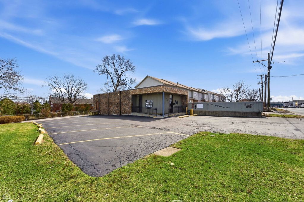 8507 S Roberts Road, Justice, IL 60458