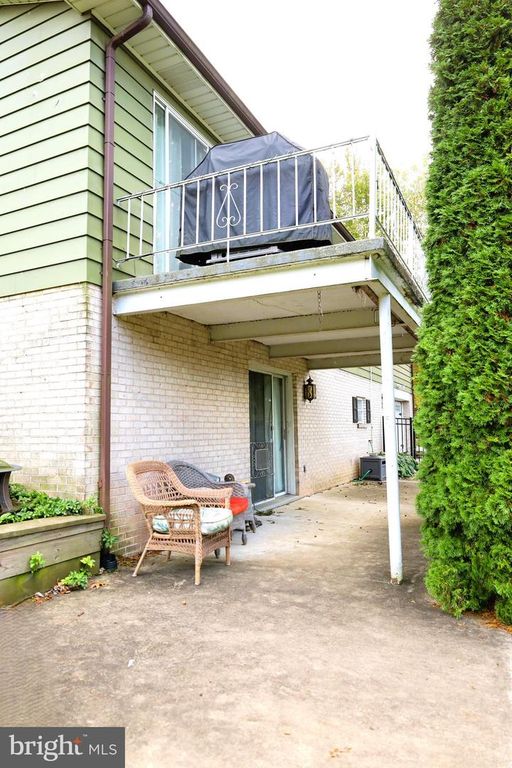 379 HOLYOKE DR, York, PA 17402