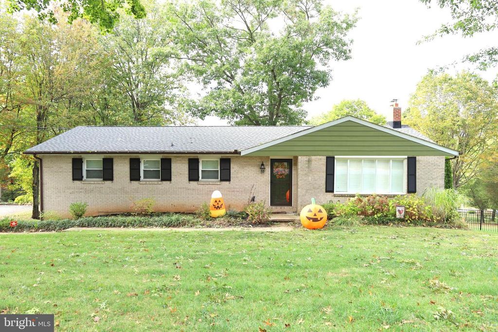 379 HOLYOKE DR, York, PA 17402