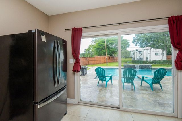 1402 Chestnut Ridge Rd, Kingwood, TX 77339
