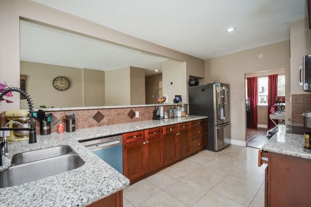1402 Chestnut Ridge Rd, Kingwood, TX 77339