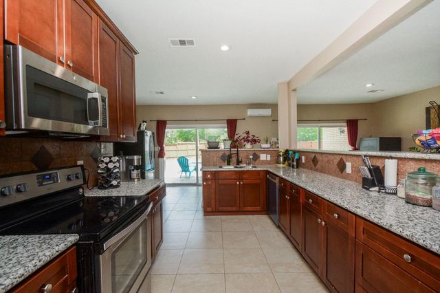 1402 Chestnut Ridge Rd, Kingwood, TX 77339